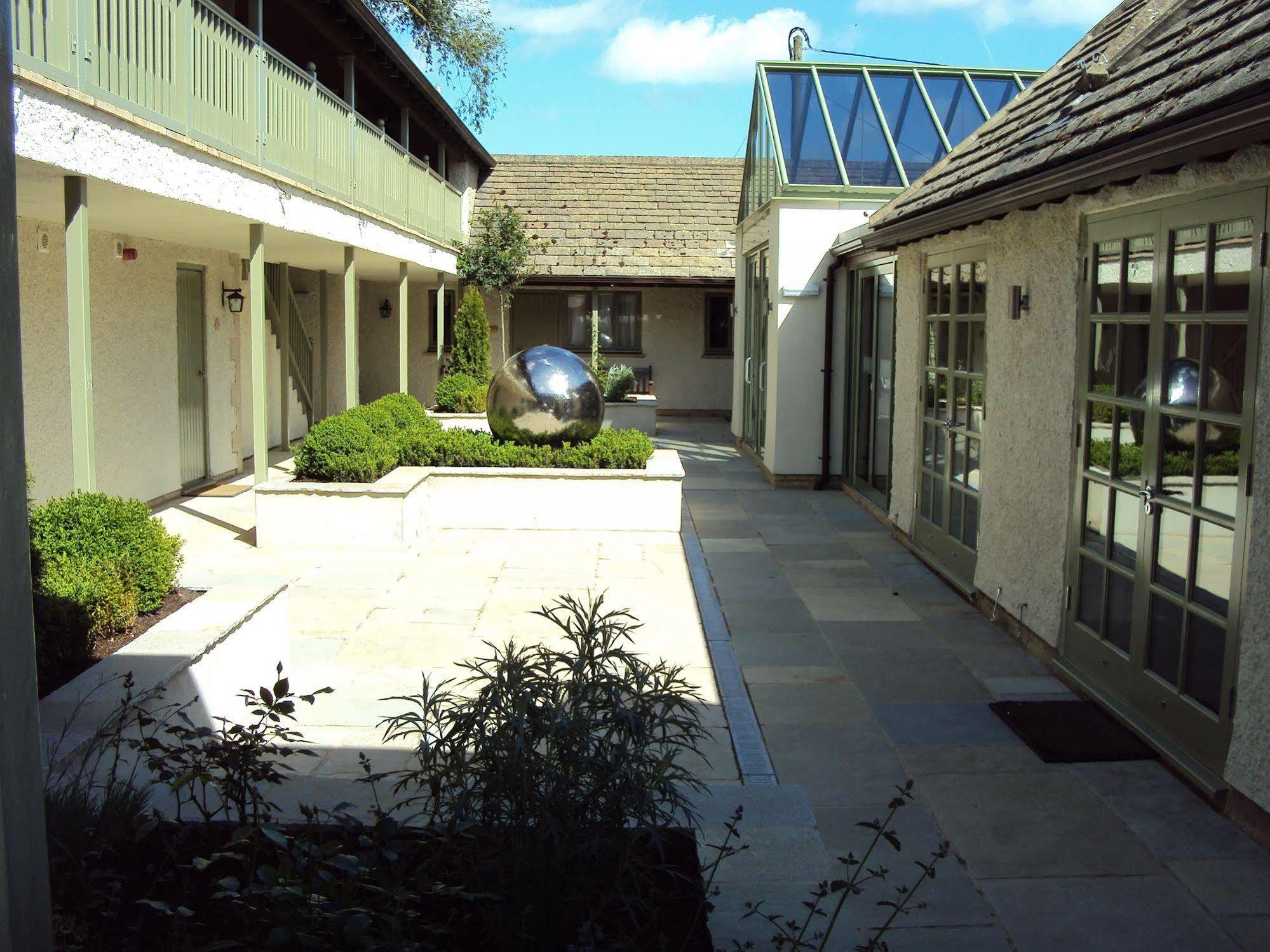 The Crown Of Crucis Country Inn And Hotel Cirencester Exterior photo